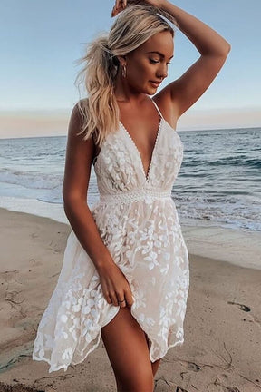 Vestido Curto Decote V em Renda