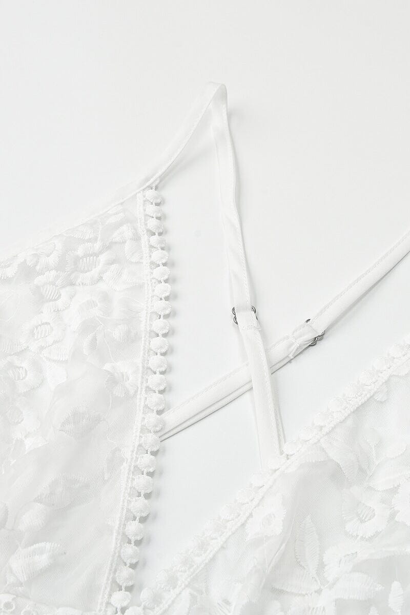 Vestido Curto Decote V em Renda