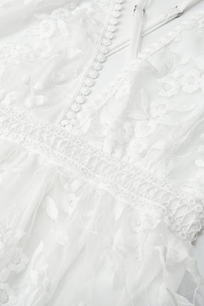 Vestido Curto Decote V em Renda