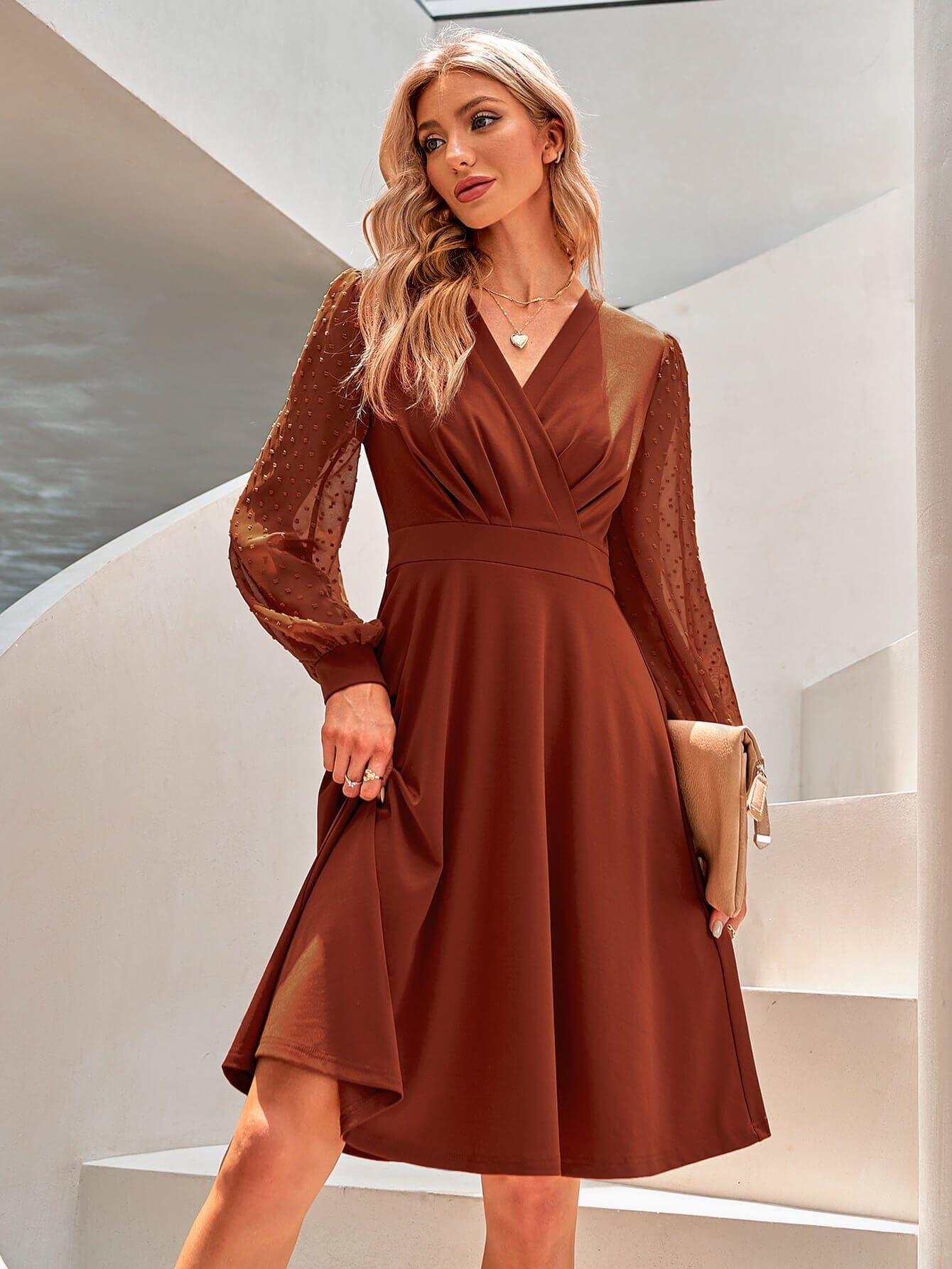 Vestido Decote V Transpassado Mangas Longas em Renda