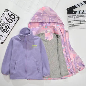 Duo Casacos Infantis: Fleece + Corta Vento com Capuz